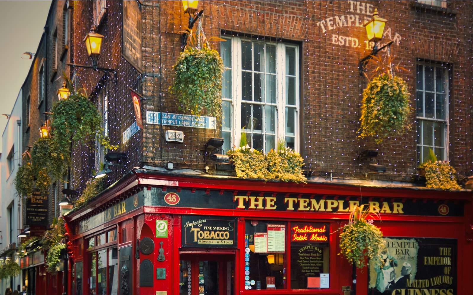 Temple Bar à Dublin, pub emblématique à la façade rouge